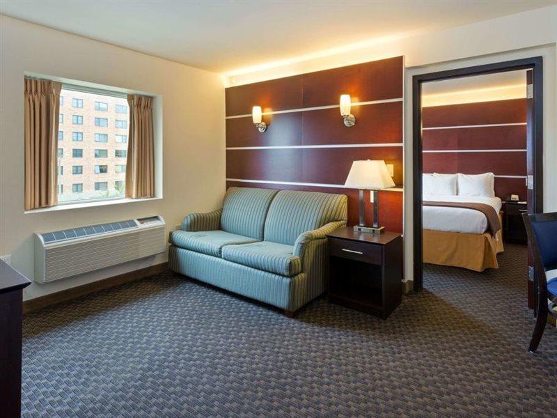 Days Inn & Suites By Wyndham Milwaukee Bagian luar foto