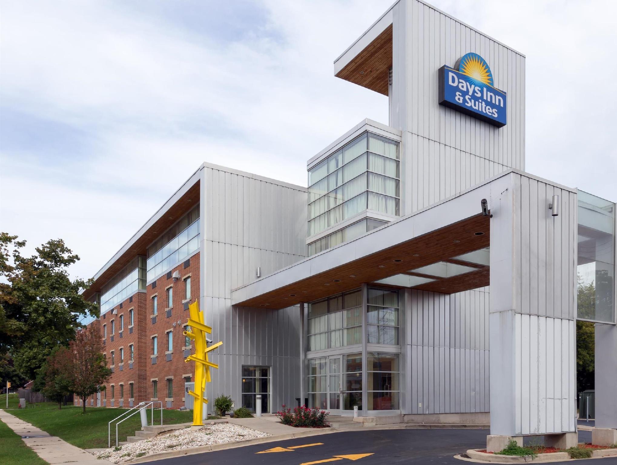 Days Inn & Suites By Wyndham Milwaukee Bagian luar foto