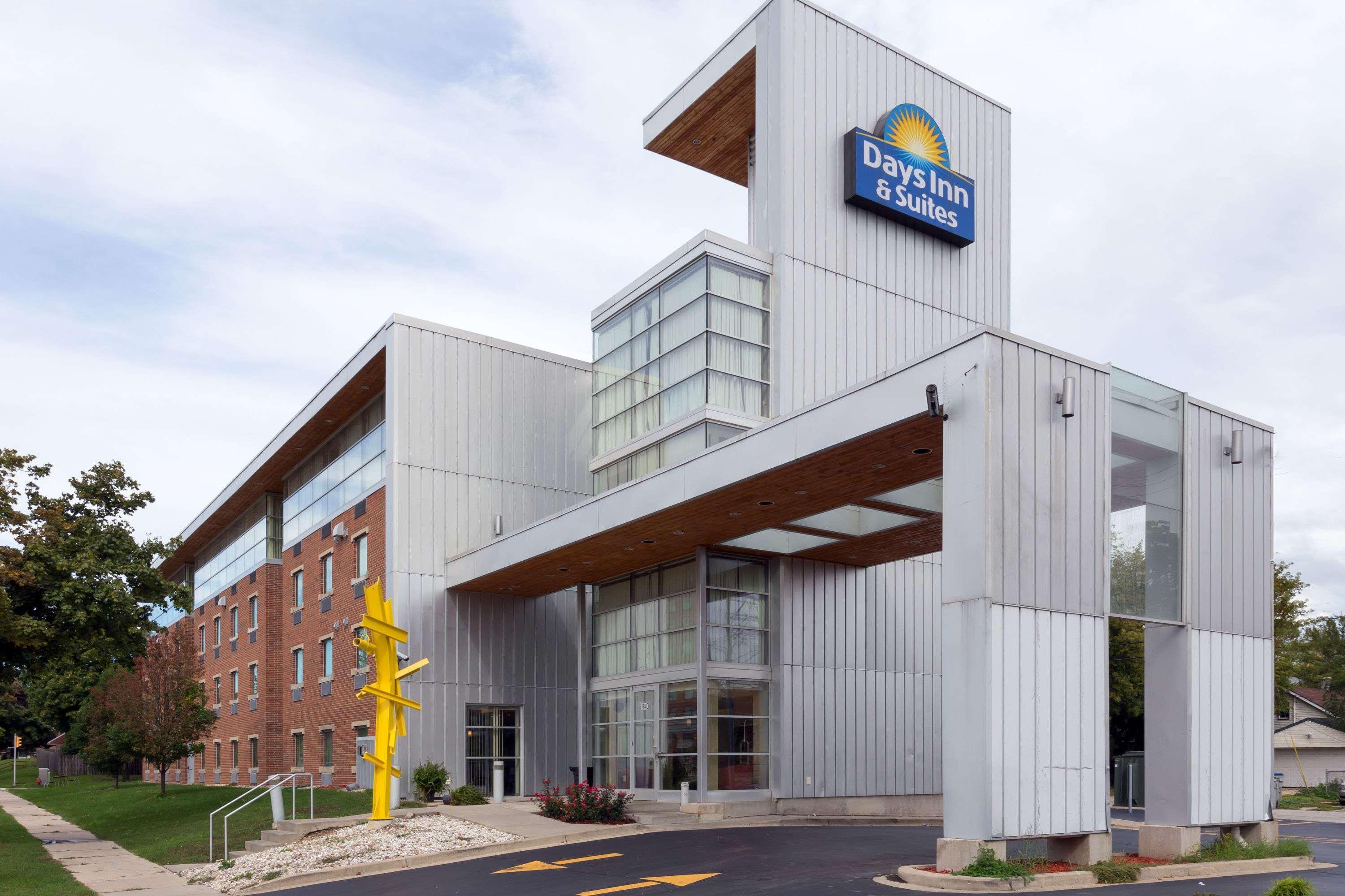 Days Inn & Suites By Wyndham Milwaukee Bagian luar foto