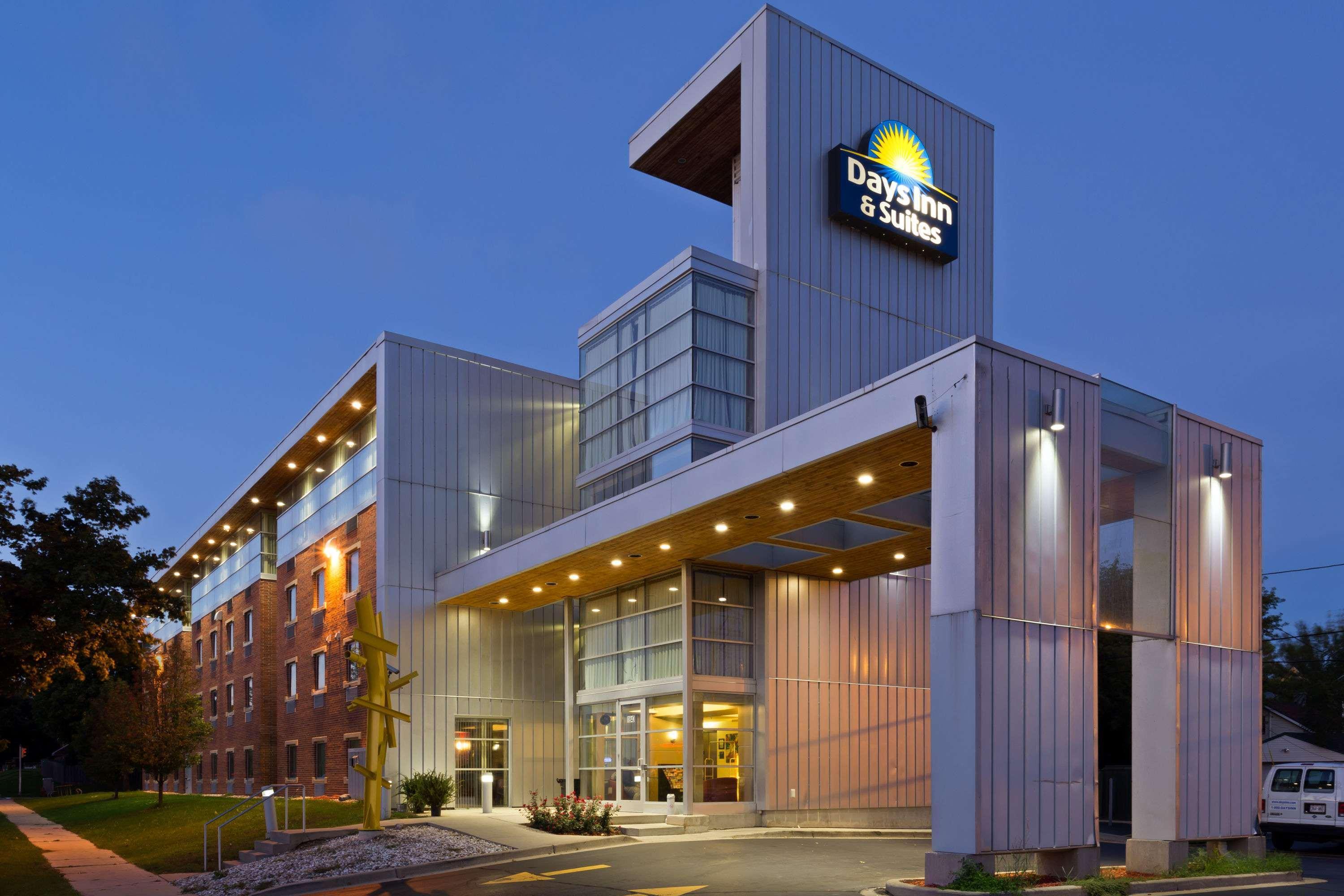 Days Inn & Suites By Wyndham Milwaukee Bagian luar foto