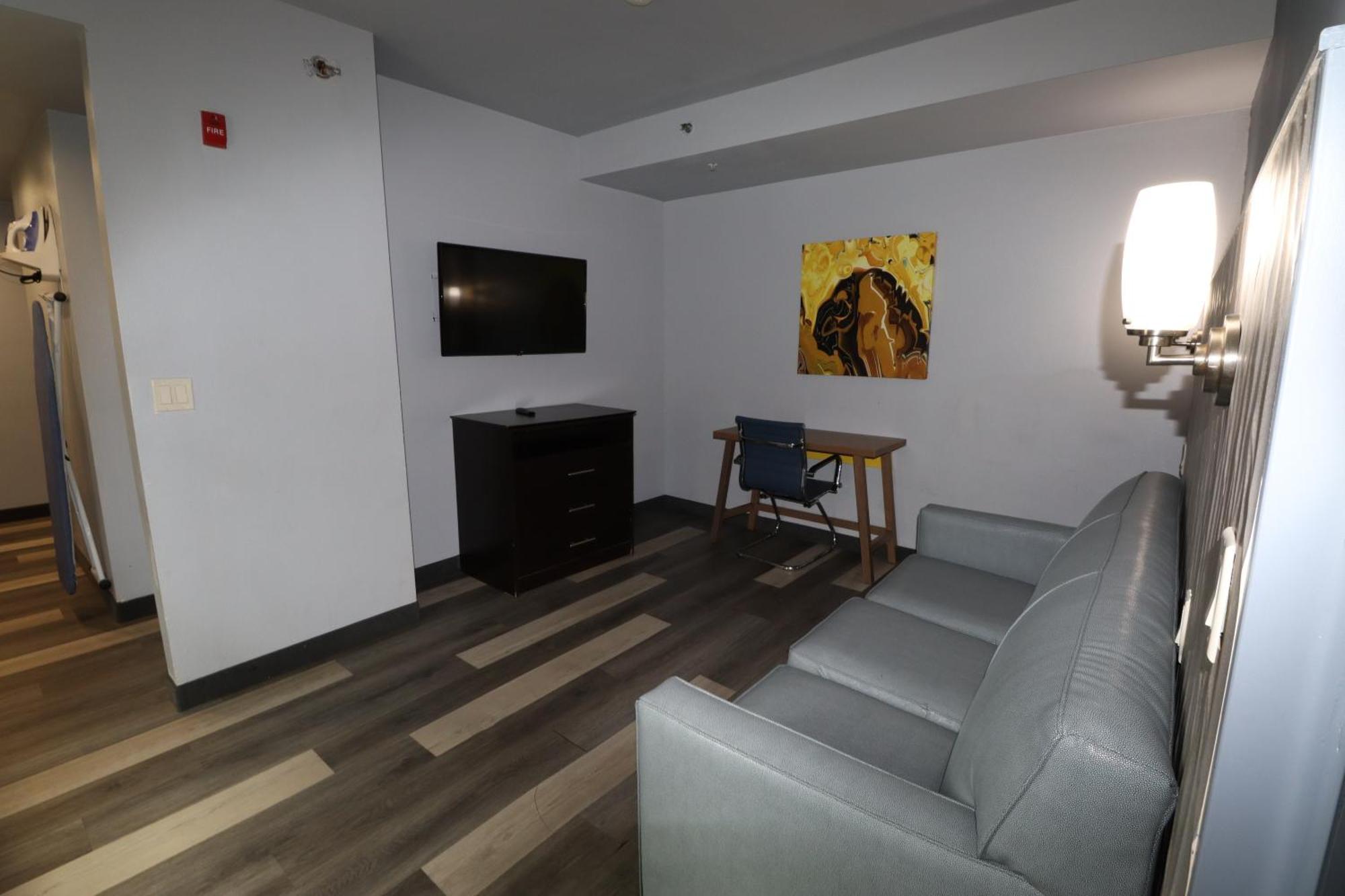 Days Inn & Suites By Wyndham Milwaukee Bagian luar foto