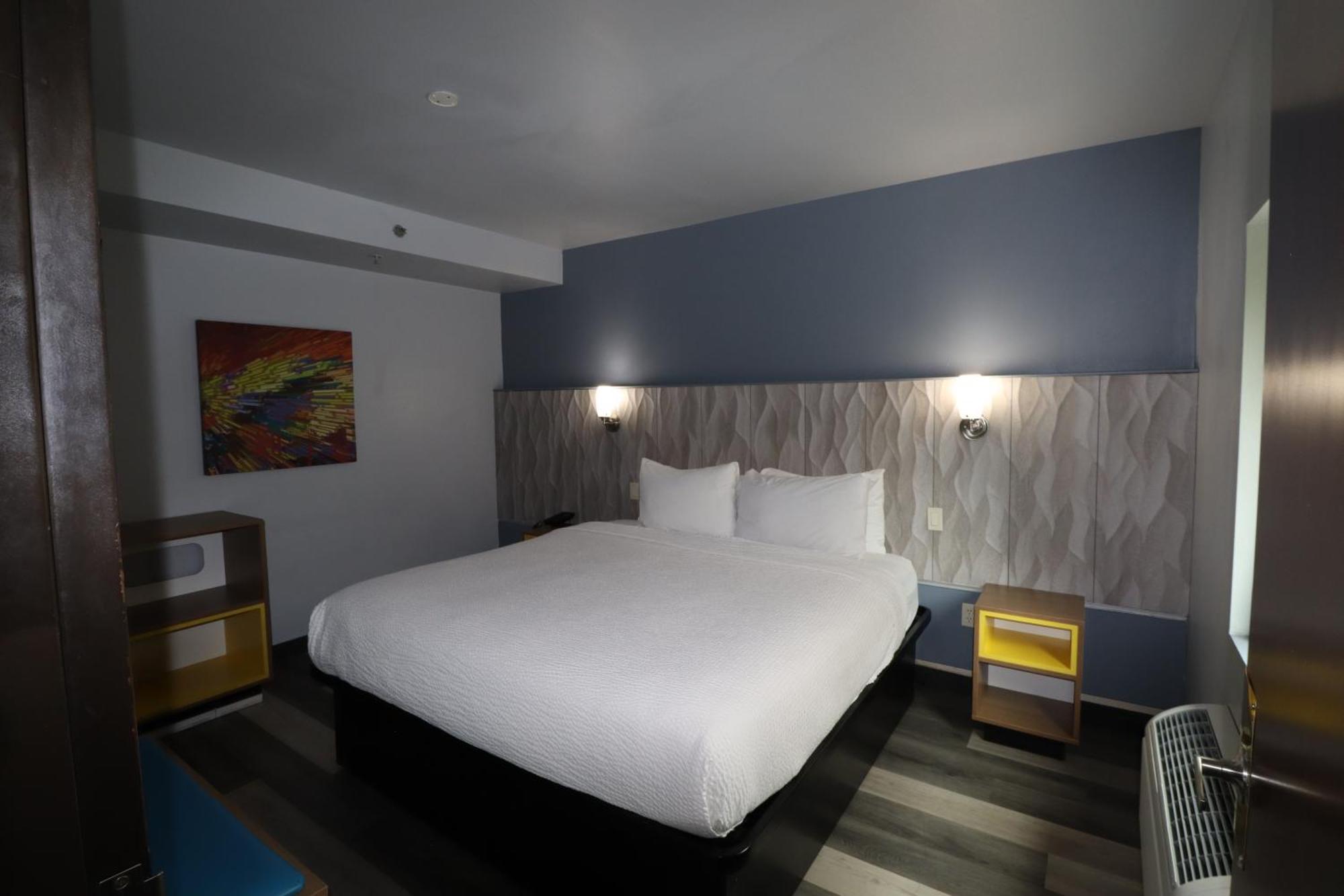 Days Inn & Suites By Wyndham Milwaukee Bagian luar foto