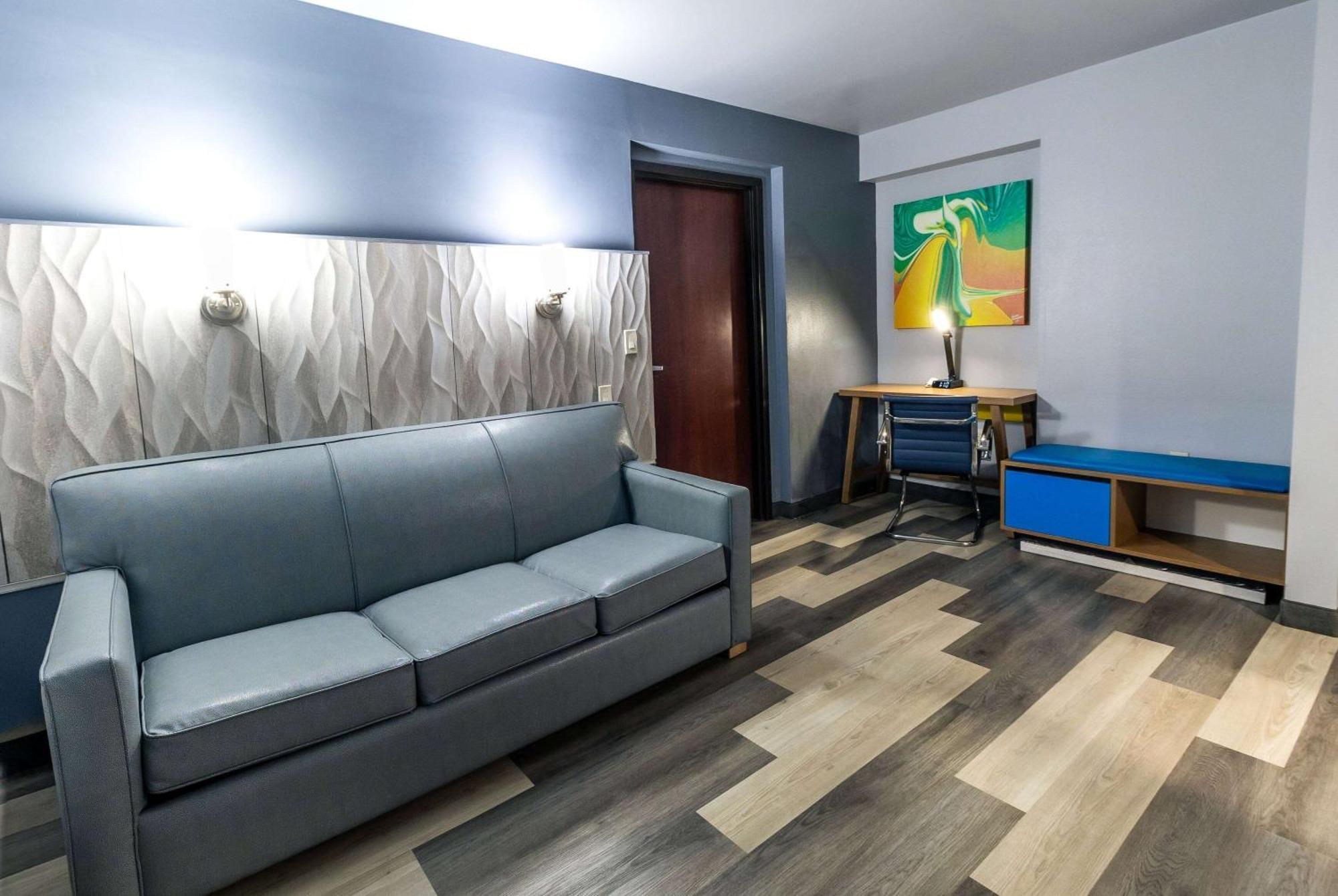 Days Inn & Suites By Wyndham Milwaukee Bagian luar foto