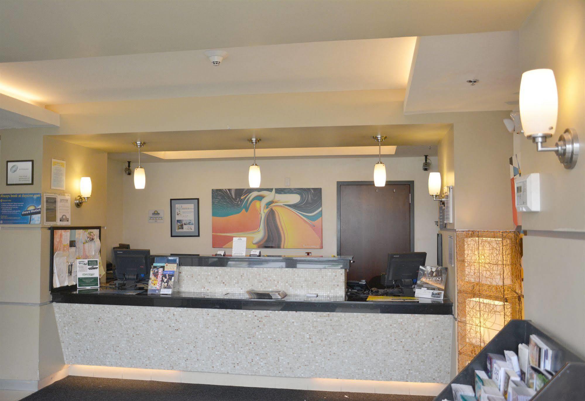 Days Inn & Suites By Wyndham Milwaukee Bagian luar foto